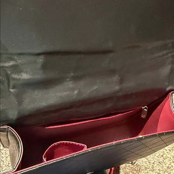 Chic Black Quilted Crossbody Bag with Chain Strap - Picture 10 of 14